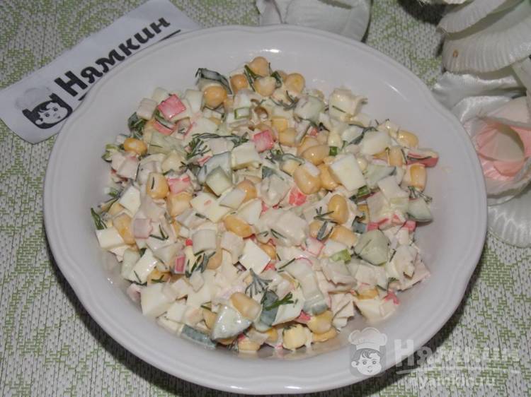 Салат из крабовых палочек с кукурузой, свежим огурцом и зеленью