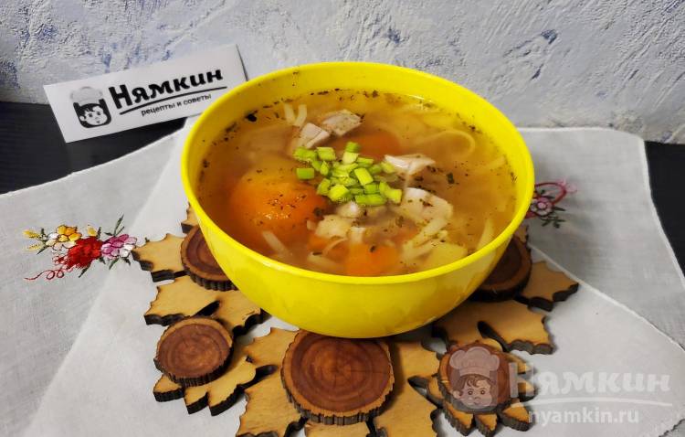 Суп с вареной индейкой, яичной вермишелью и овощами