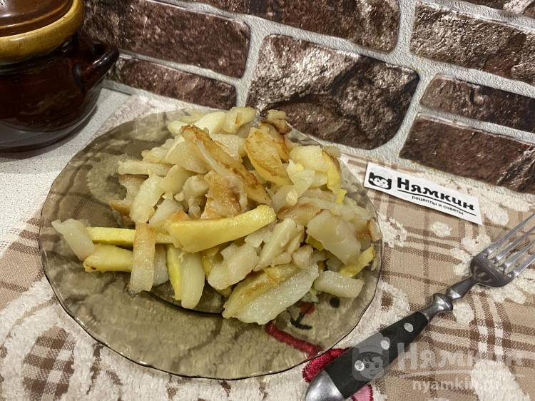 Постная жареная картошка с чесноком на сковороде
