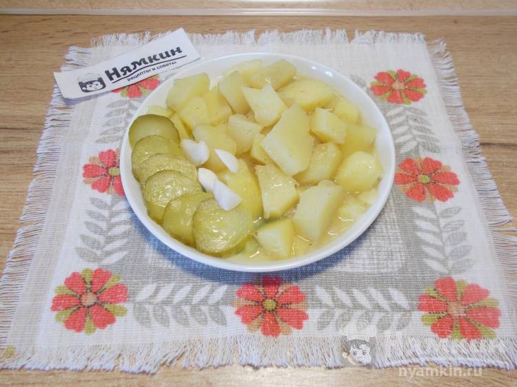 Тушеная картошка с луком по-деревенски на сковороде