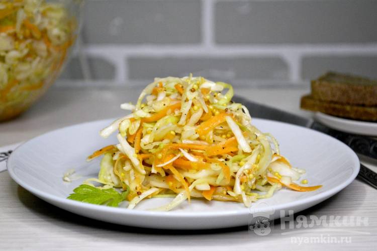 Салат из свежей капусты с заправкой из горчицы, растительного масла и чеснока