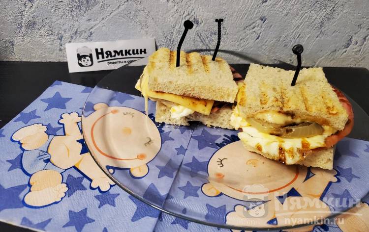 Горячие бутерброды с колбасой, сыром и яичницей на гриле Холостяцкие