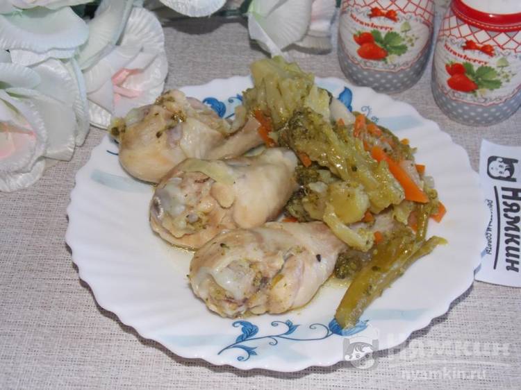 Тушеные куриные голени с брокколи и овощами в утятнице