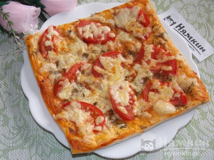 Ленивая пицца на готовом слоеном тесте с помидорами, сыром и укропом