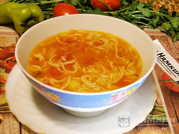 Постный томатный суп с овощами и лапшой быстрого приготовления