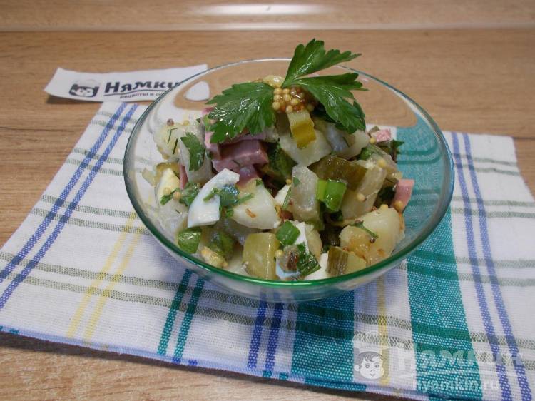 Теплый картофельный салат с вареной колбасой и яйцом под горчичной заправкой