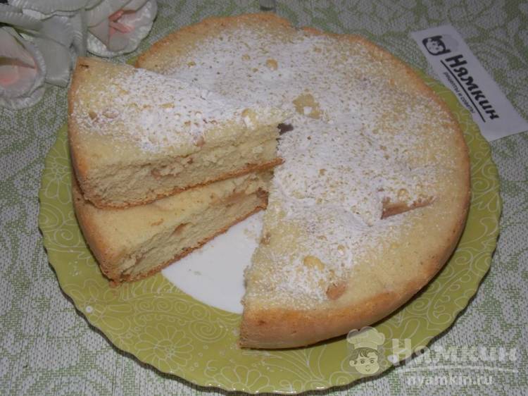 Бисквитный пирог с яблоком и кедровыми орехами в мультиварке