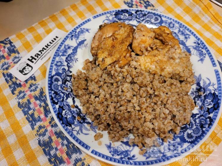Курица с гречкой и кабачками на сковороде: рецепт - Лайфхакер