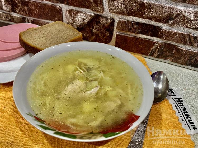 Легкий куриный суп с вермишелью, репчатым луком и картофелем