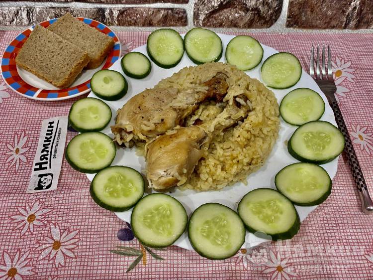Тушеная курица с рисом и луком на сковороде