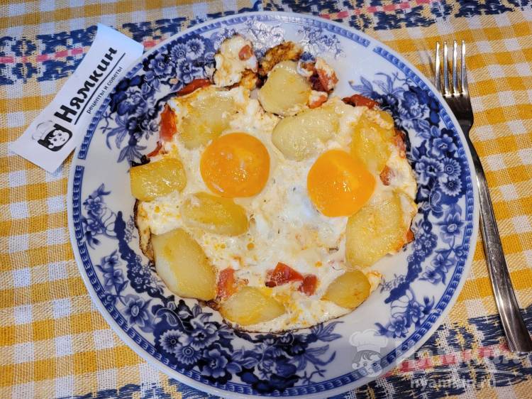 Яичница на завтрак с вареной картошкой и помидорами