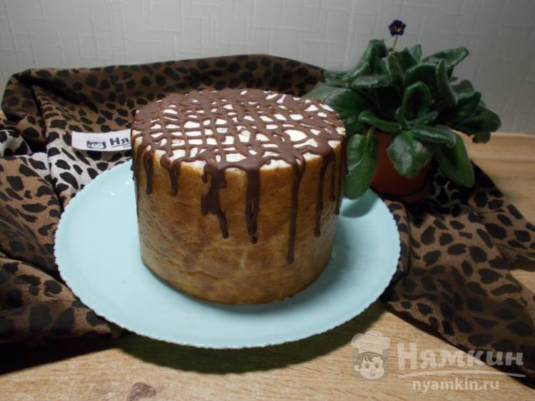 Бисквитный торт вертикальной сборки с творожным кремом и вареньем