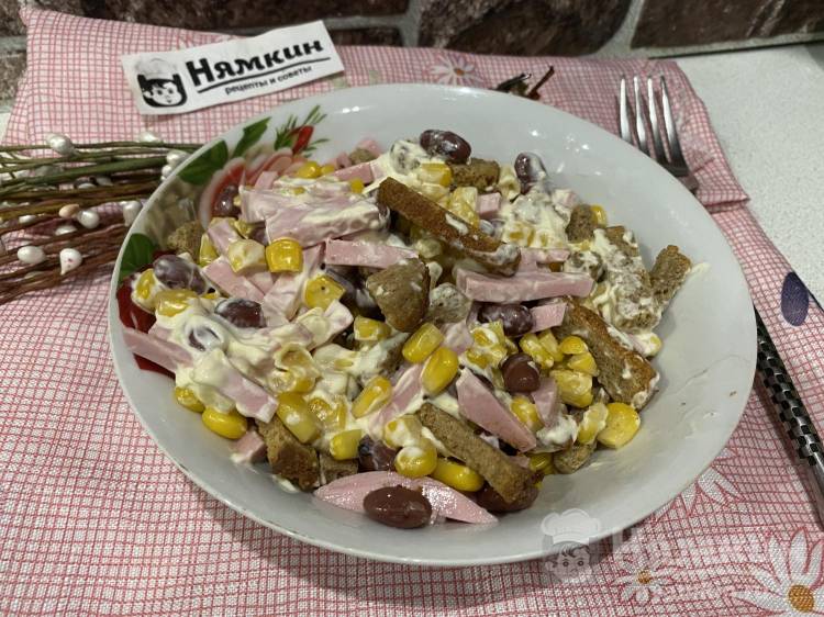 Фасолевый салат с сыром, чесноком и ржаными сухарями под майонезом — пошаговый рецепт с фото