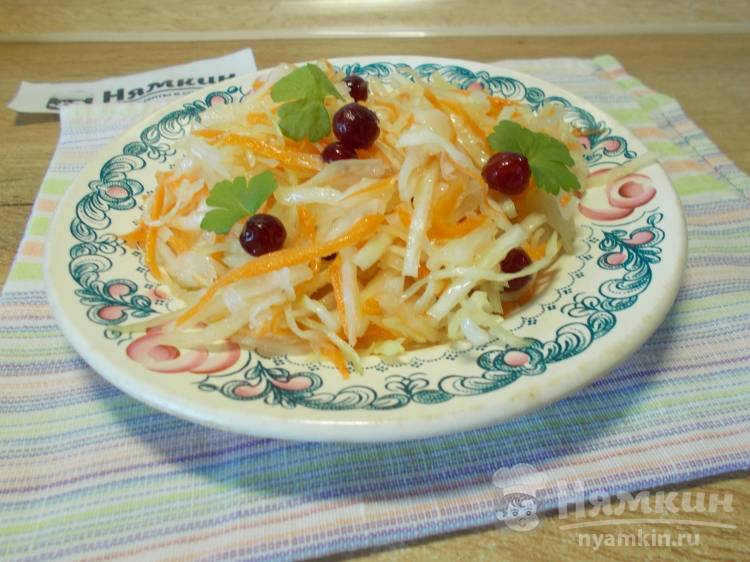 Постный салат из свежей капусты с морковью и клюквой