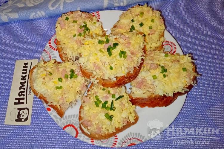 Бутерброды из отрубного хлеба с яйцом, сыром и колбасой