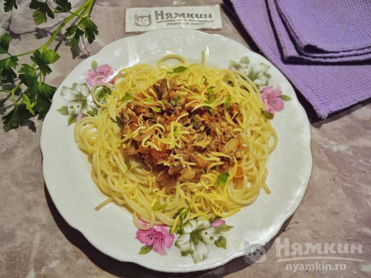 Спагетти с тушёнкой и овощами на сковороде 