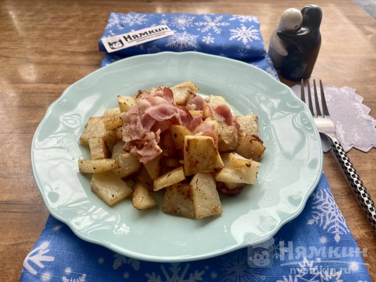 Жареная картошка с беконом на сковороде