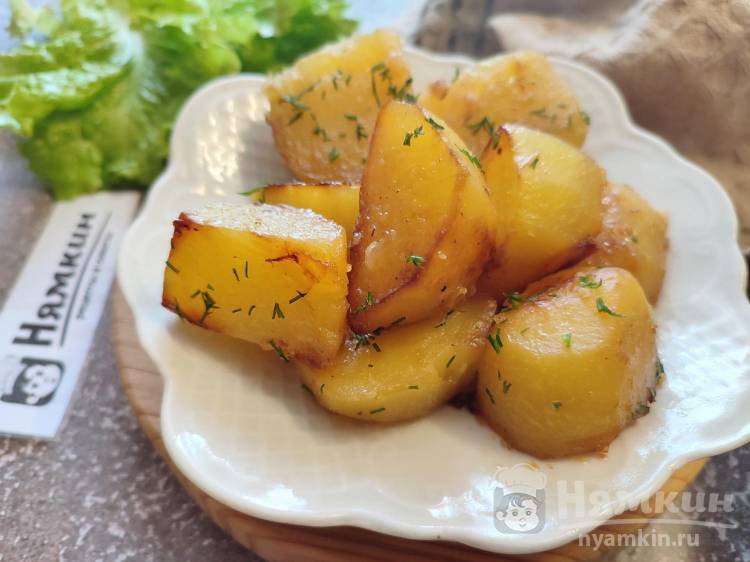 Тушёный картофель с приправой на сковороде