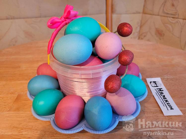 Пасхальные яйца в пищевых красителях с уксусом