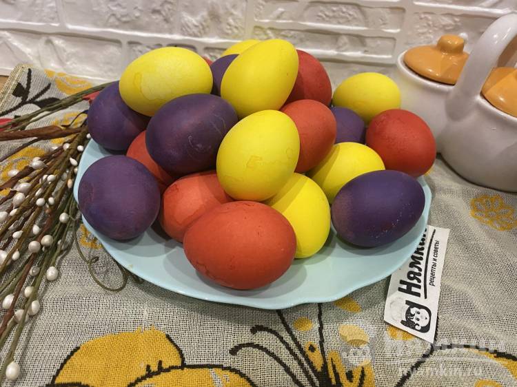 Крашеные куриные яйца на Пасху пищевыми красителями
