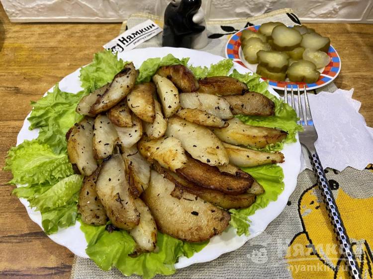 Картошка по-деревенски с репчатым луком и базиликом на сковороде