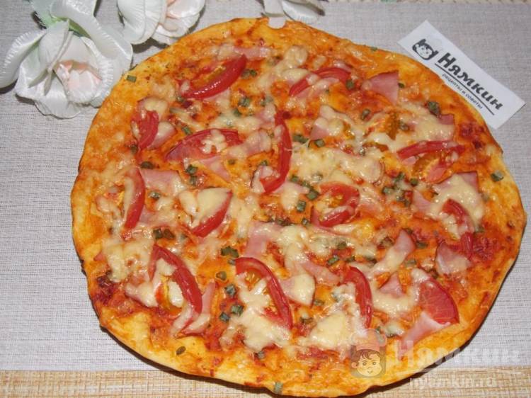 Быстрая пицца на жидком тесте с помидорами и сыром в духовке