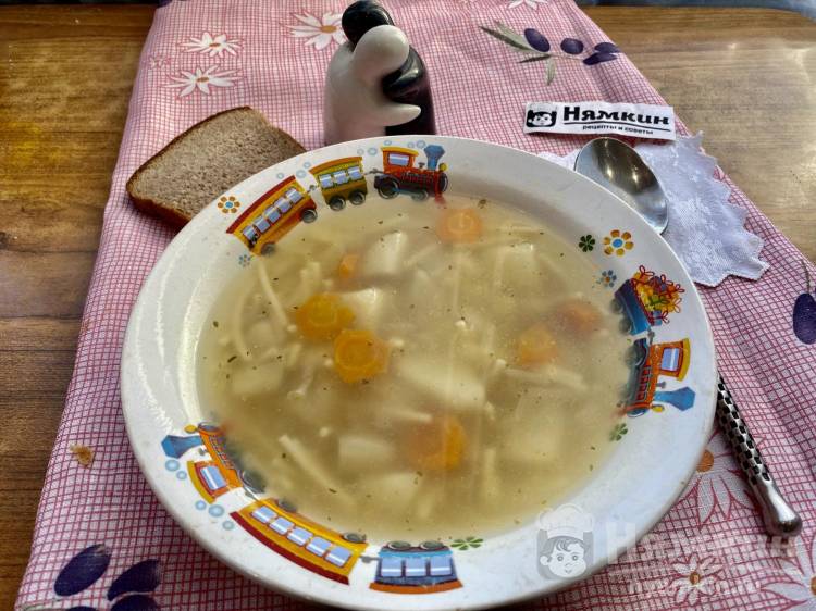 Быстрый суп с бульонными кубиками, вермишелью и овощами