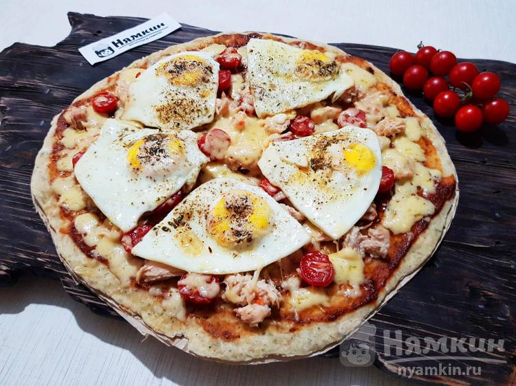 Домашняя пицца на тонком тесте с куриной тушёнкой, сыром, помидорами и яичницей