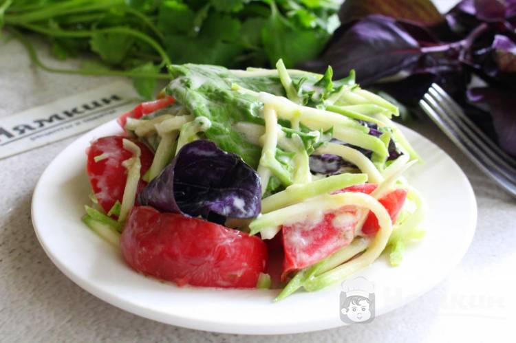 Быстрый салат из помидоров и молодых кабачков с базиликом