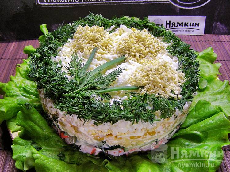 Слоёный салат с крабовыми палочками, свежими огурцами и кукурузой Одуванчики