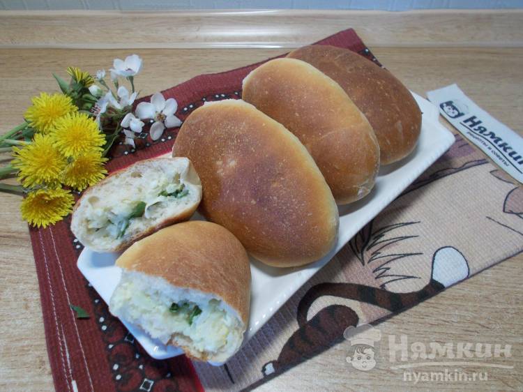Дрожжевые пирожки с рисом, яйцом и зеленым луком в духовке