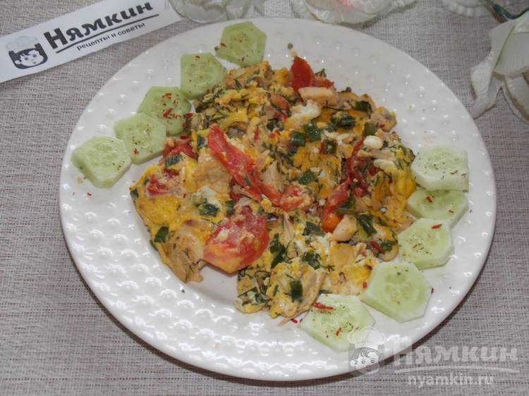 Сытная яичница с помидорами и вареной курицей на сковороде