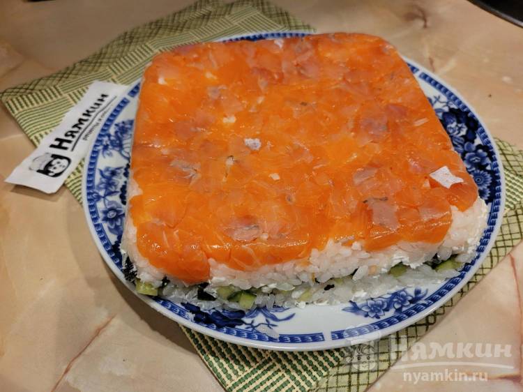 Суши-торт в домашних условиях с слабосоленой форелью и творожным сыром