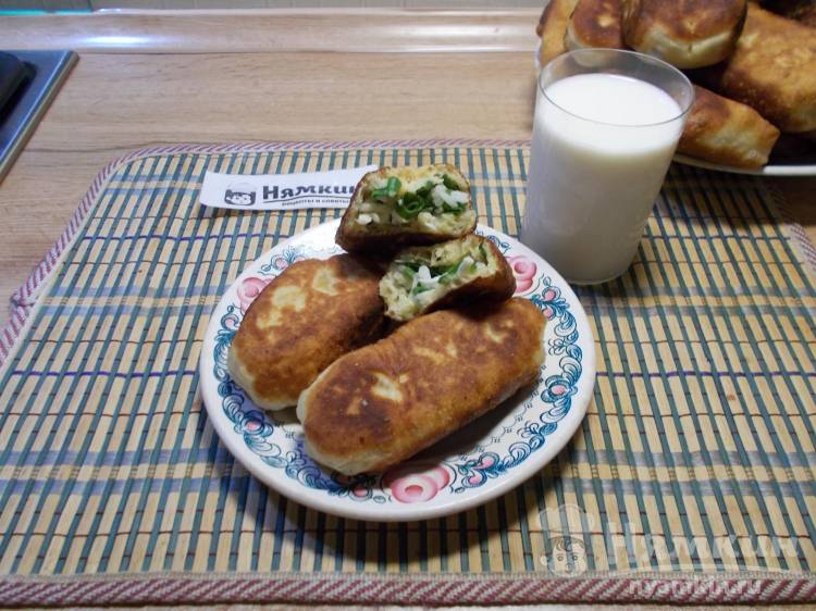 Жареные пирожки с рисом, яйцом и зеленым луком на бездрожжевом тесте