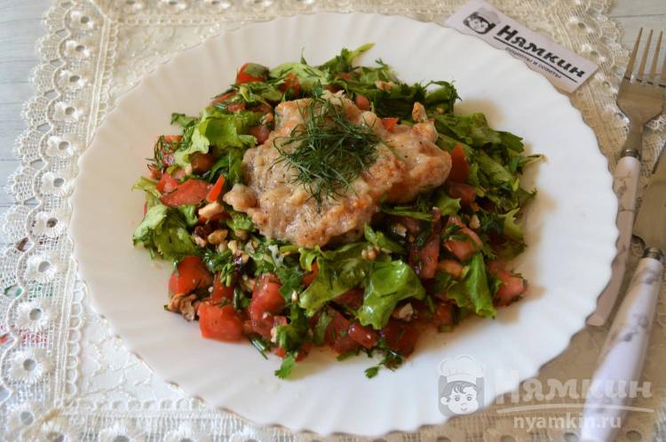 Теплый салат из свежих помидоров с сыром качотта, зеленью и грецкими орехами