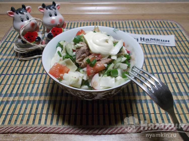 Сытный салат с вареной курицей,  свежими овощами и зеленью