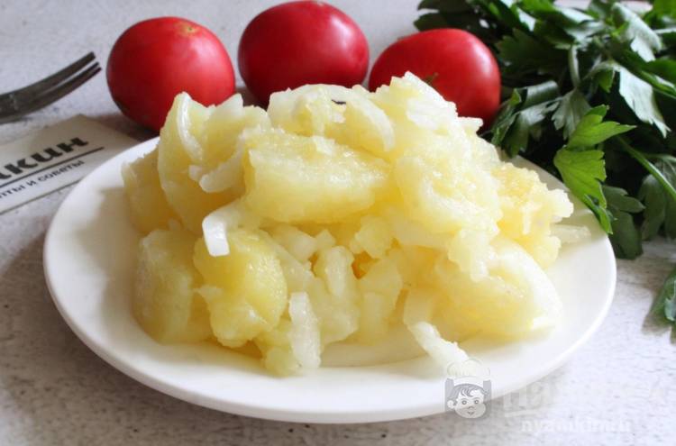 Вареная картошка со свежим луком и подсолнечным маслом