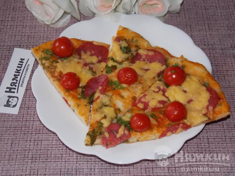 Домашняя пицца на дрожжевом тесте с колбасой, сыром и помидорами черри