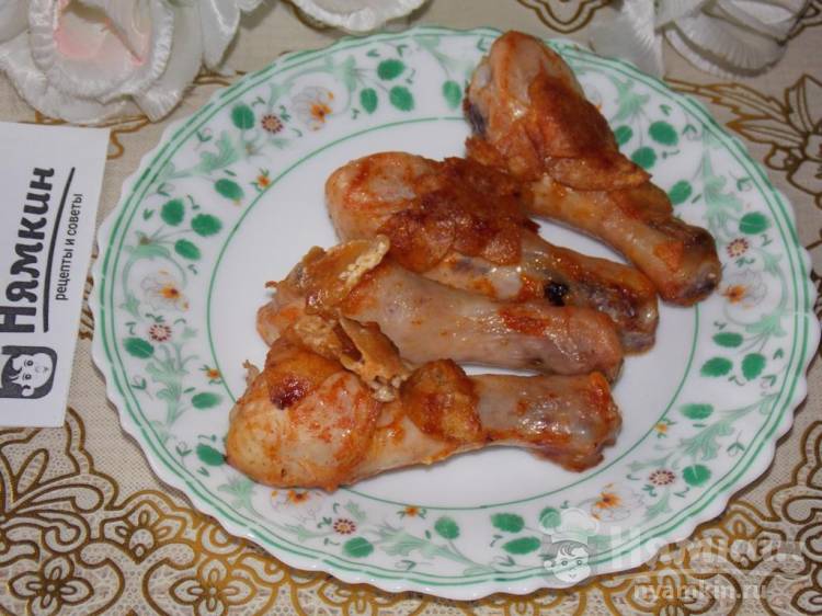 Запеченные куриные голени с чипсами в духовке