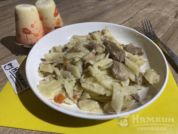 Сочная свинина с макаронами и овощами на сковороде