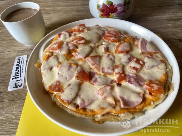 Домашняя дрожжевая пицца на сковороде с колбасой, помидорами и сыром