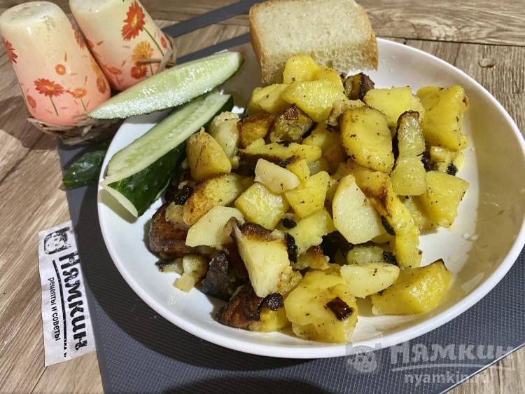 Жареная картошка с луком и приправами на сковороде