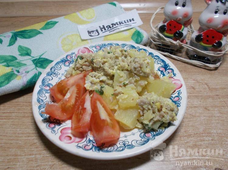 Вареная картошка со свиным фаршем и яйцами на сковороде