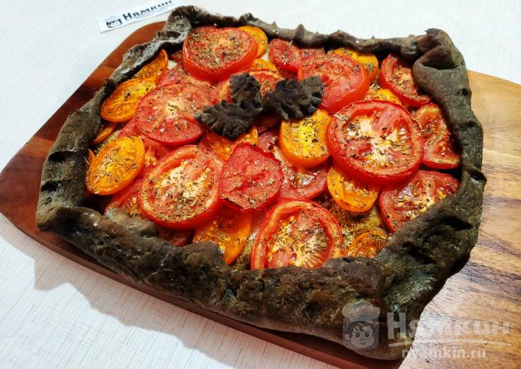 Открытый дрожжевой пирог из чёрного теста с луком и томатами