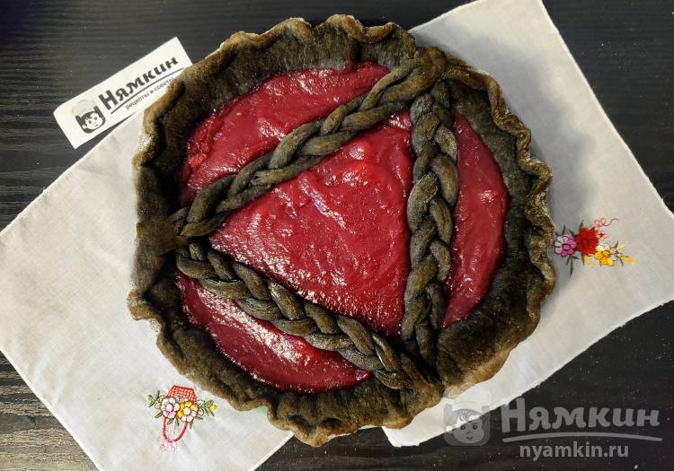 Открытый дрожжевой пирог из чёрного теста с начинкой из красной смородины