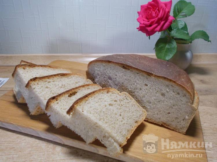 Дрожжевой серый хлеб из ржаной и пшеничной муки в духовке