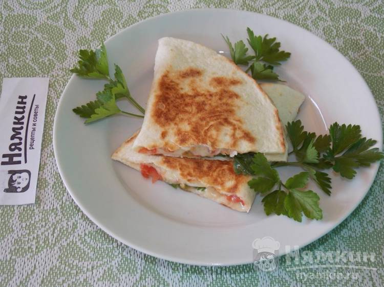 Сытная лепешка с яйцом, сыром и помидорами на завтрак