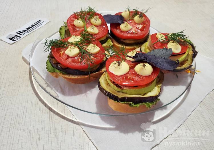Постные тёплые бутерброды с запеченными овощами и свежими помидорами