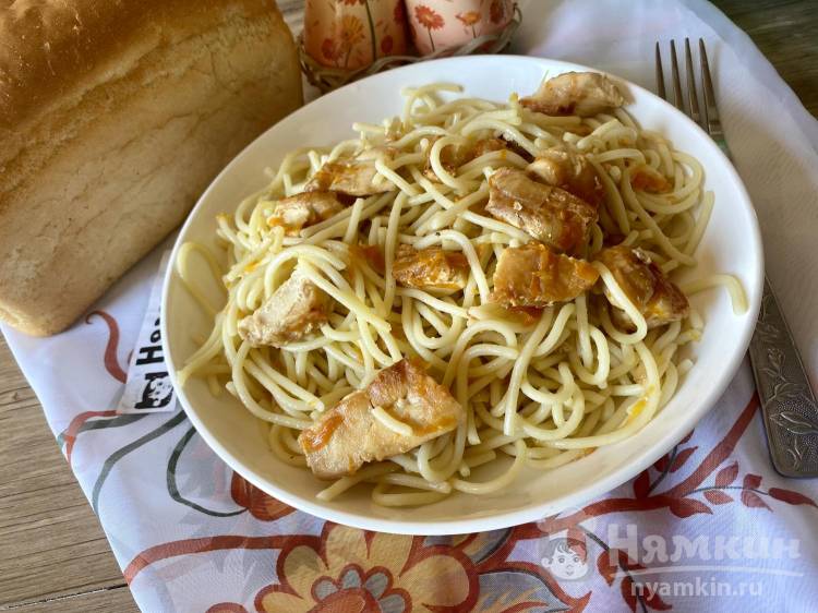 Спагетти с куриной грудкой и овощами на сковороде
