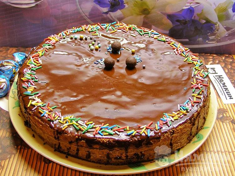 Бисквитный торт с шоколадно-кофейным кремом и шоколадной глазурью